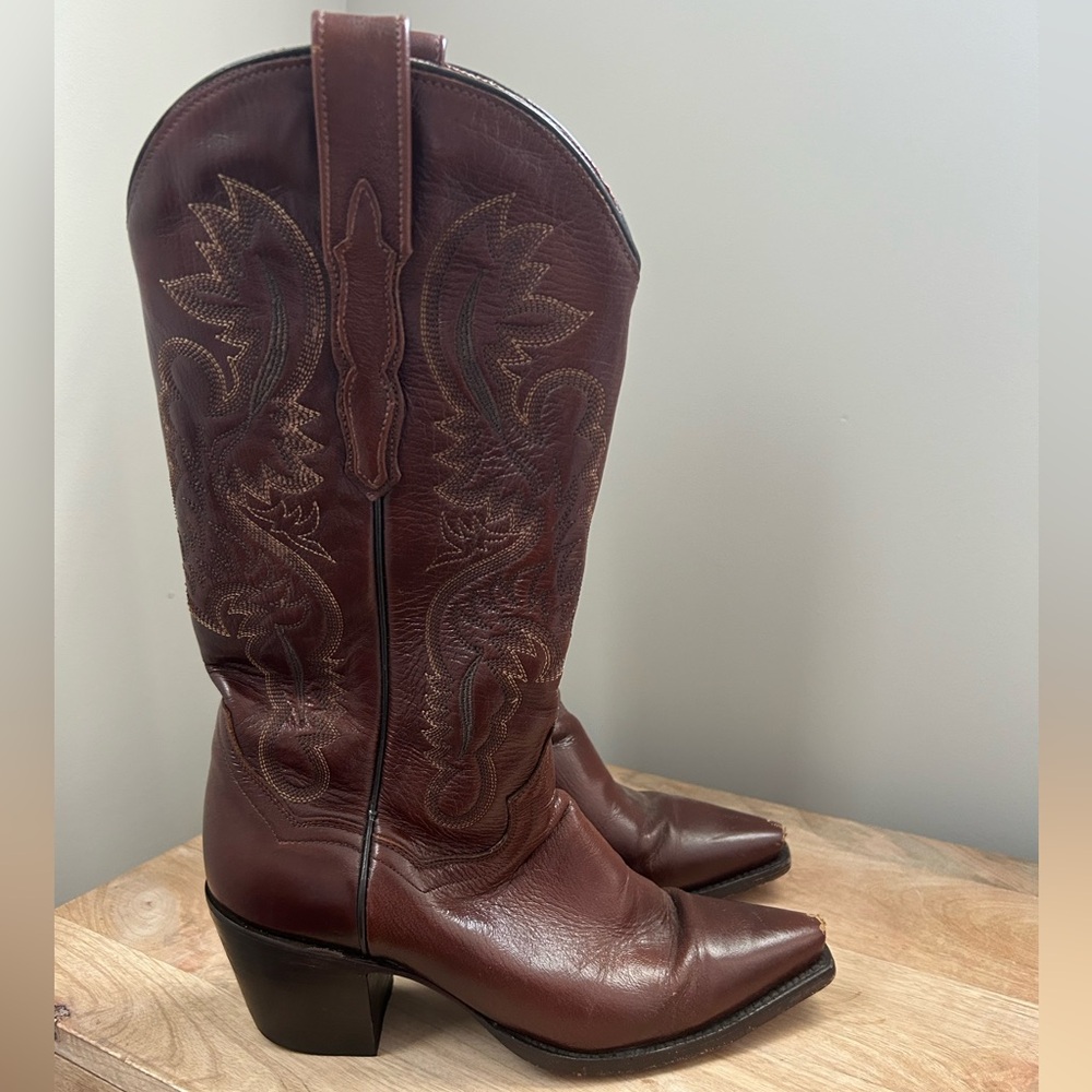 Dan Post Brown leather snip toe cowboy boots, made in Mexico.